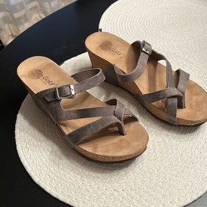 Bio-Gold gray distressed leather wedge Sandal. Size 9.